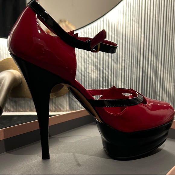 Miu Miu Red & Black patent pee toes - Picture 2 of 7